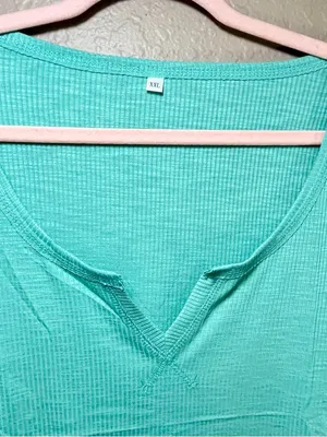 Amazon Long Sleeve V-neck Shirt ~ Women’s Size 2XL - Soft‎ Green Lightweight fabric thumbnail 2