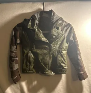Joujou Womens Moto Jacket Olive Green Faux Leather Camo Sleeves Hooded Medium thumbnail 1