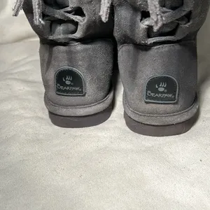 BEARPAW Phylly Sheepskin Lined Suede Womens Pull On boots. Gray size 6. thumbnail 5