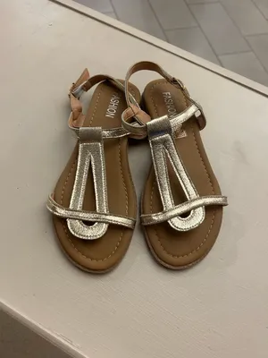 Metallic Silver T-Strap Sandals 8 1/2 Fashion thumbnail 6