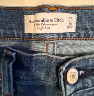 Abercrombie & Fitch | The 90’s Relaxed High Rise jeans. Size: 28/6R thumbnail 4