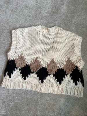 Lumiere Cream V-Neck Cropped Knit Vest with Beige and Black Argyle thumbnail 2