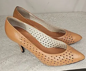 Caressa Spain leather tan eyelet closed point toe tan heels sz 6.5 thumbnail 1