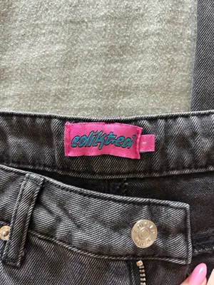 Edikted Low-Rise Jeans thumbnail 4