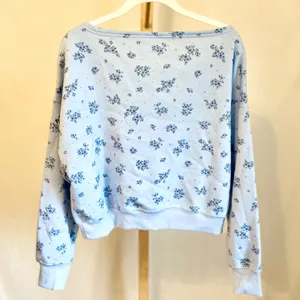 Mighty Fine Hopeless Romantic Floral Off Shoulder Cropped Sweatshirt‎ Blue SM thumbnail 4