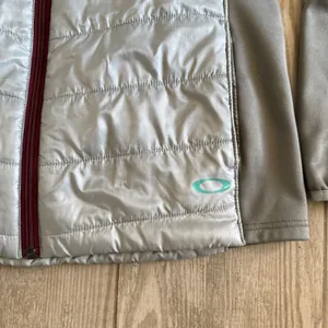 Oakley Women's Gray/Maroon Quilted Full Zip Insulated Jacket Logo Size-L thumbnail 2
