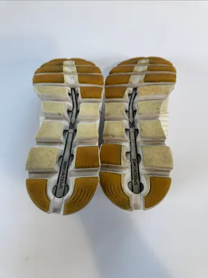 On Running Women's Sneakers in Cream thumbnail 10