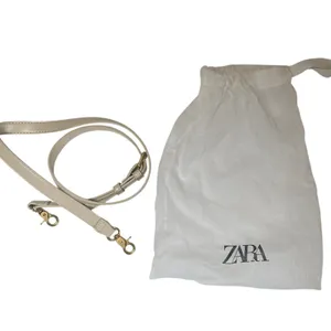 ZARA Cream Crossbody Bag with Gold Chain Detail Gently Used Quiet Luxury thumbnail 9
