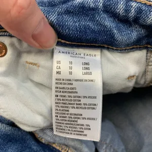 American Eagle Mom Jean Light‎ Wash Distressed High Rise Strigid Denim 10 Long thumbnail 8