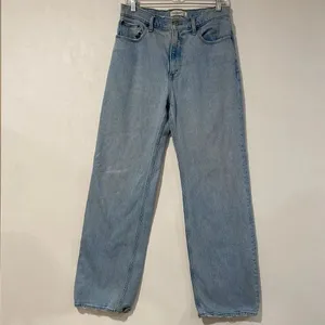 Abercrombie 90s Relaxed Jean High Rise Light Wash Size 29 Regular thumbnail 2