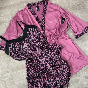 *NWT BEBE Animal Print Zebra Pink Pajama Set with Matching Belted Robe thumbnail 5