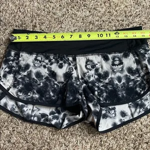 Lululemon Black Roses Speed Up Short Size 6 Black and white thumbnail 7