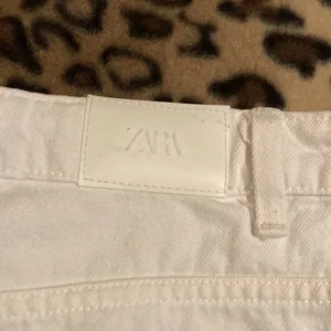 ZARA Shorts White Jean Shorts Women’s Size 12 Distressed Edging Side Slit Shorts thumbnail 7