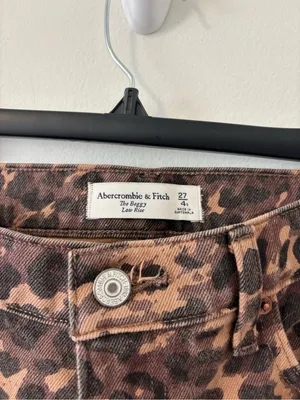 Abercrombie The Baggy Low Rise Cheetah Jeans Size 4 thumbnail 3