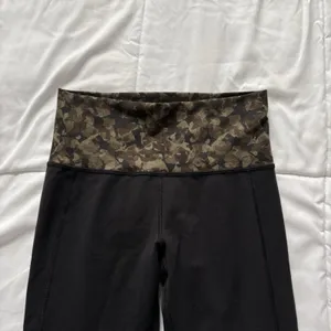 Lululemon Athletica Womens Black Camo‎ High Rise Leggings Pants Yoga Activewear thumbnail 2