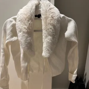 White Sweater with fur collar thumbnail 2