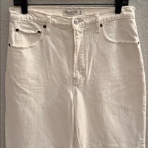 Abercrombie & Fitch 90s Straight Ultra High Rise White Frayed Hem Jeans Size 30 thumbnail 3