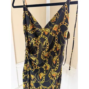 ASTR the Label Chain Print Faux Wrap Mini Dress XS Black Gold V Neck thumbnail 4