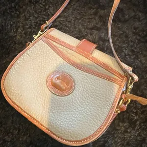 Vintage Dooney & Bourke Taupe all Leather crossbody bag thumbnail 15