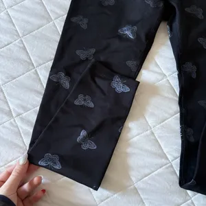 Beyond Yoga Womens Size XS Black Leggings Butterflies Athleisure Yoga Workout‎ thumbnail 2