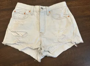 Levi’s 501 Distressed Women’s Light Wash Button Fly Shorts-Size 26 thumbnail 1