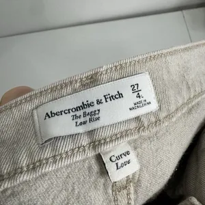 Abercrombie Curve love the baggy low rise beige jeans thumbnail 4