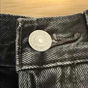 Levi's 501 24 Waist Women's Teen Girl Black Distressed Button Fly Denim Shorts thumbnail 5