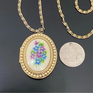 Vintage AVON Gold-tone Oval Floral Faux Pearl Locket Pendant 24” Necklace 33g thumbnail 5