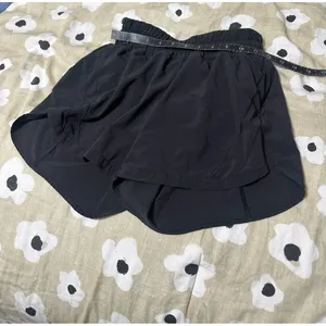 Lululemon hotty hot black shorts thumbnail 3