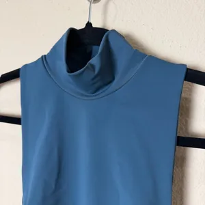 ZARA Teal Mock Neck Tie Scrunch Side Sleeveless Top Size Medium thumbnail 3