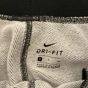 NWOT | Nike women’s gray loose cropped‎ lounge sweatpants — small thumbnail 8