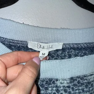 Oli & Hali Textured Knit Pullover‎ Womens Medium Blue Excellent Raw Edge JT0219 thumbnail 2