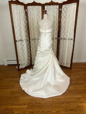 Gorgeous New David’s Bridal Strapless Ruched Satin Wedding Gown thumbnail 7