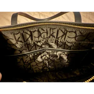 Calvin Klein Purse Tote Bag Black Shoulder Strap Gold Chain Pockets Zip Clos EUC thumbnail 11