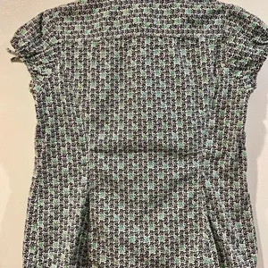 Tommy Hilfiger Floral Short Sleeve Button Down Short Sleeve Blouse Size Medium thumbnail 2