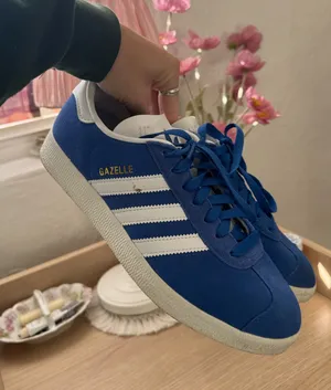 Women’s Adidas Sneakers thumbnail 1