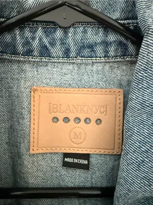 BLANKNYC Cropped Distressed Denim Jacket Raw Hem Women’s Medium thumbnail 5