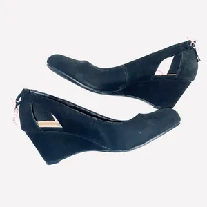 Me Too wedge heels - black w/silver tipped bow, size 5.5 thumbnail 3