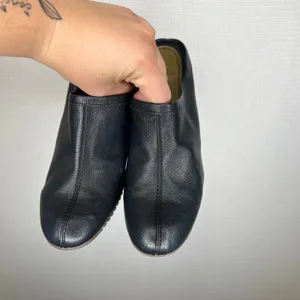 Aerosoles Womens Black Leather Wedge Mules Wood Grain Heel Round Toe Size 10 thumbnail 2