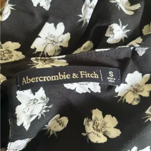Abercrombie Fitch Black Floral Romper Front Cutout Pockets 3/4 Sleeve S thumbnail 2