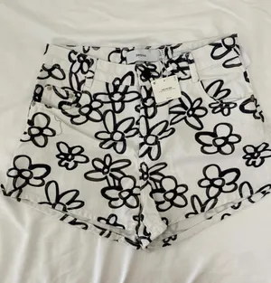 Graffiti Flower Print Shorts Black Size M thumbnail 1