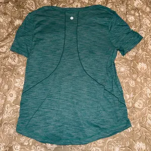 Lululemon t shirt thumbnail 1