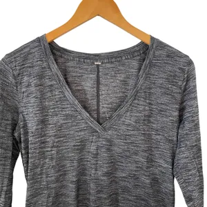 Lululemon Long Sleeve V‎ Neck Top Thumb Hole Heathered Gray AthleticSize 6 thumbnail 2