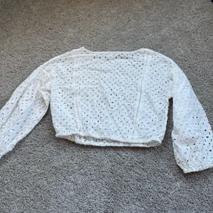 Forever 21 White Eyelet Cropped Blouse Size Medium thumbnail 6