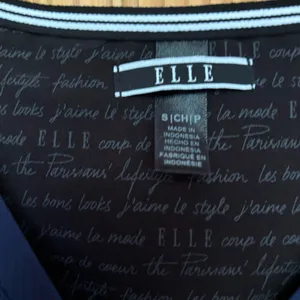 Elle NWT La Vie Est Belle Mock Wrap Navy Scrub Top with 4 pockets size S thumbnail 5