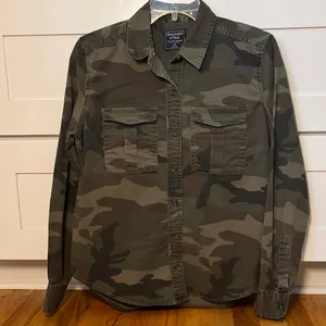 Abercrombie and Fitch Women’s Camo Button Down Shirt Size XS thumbnail 2