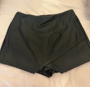 Impeccable Pig Black leather skirt thumbnail 1