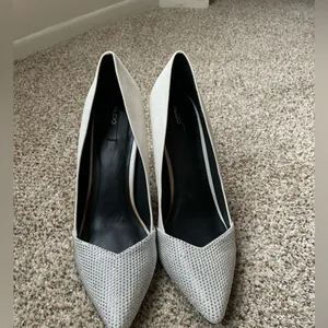Aldo Silver Shimmer Crystal Cut Studded Formal Heels Size 7.5 Pointed Toe Classy thumbnail 3