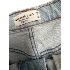 Abercrombie & Fitch High‎ Rise Mom Shorts Light Wash Distressed Denim 29 8 thumbnail 3