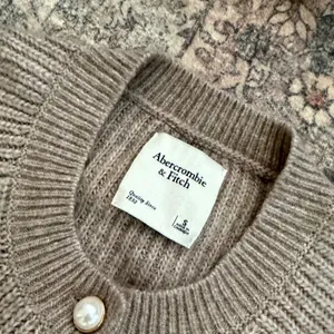 Abercrombie & Fitch Womens Cropped Ribbed Pearl Button Cardigan Sweater Taupe S thumbnail 3